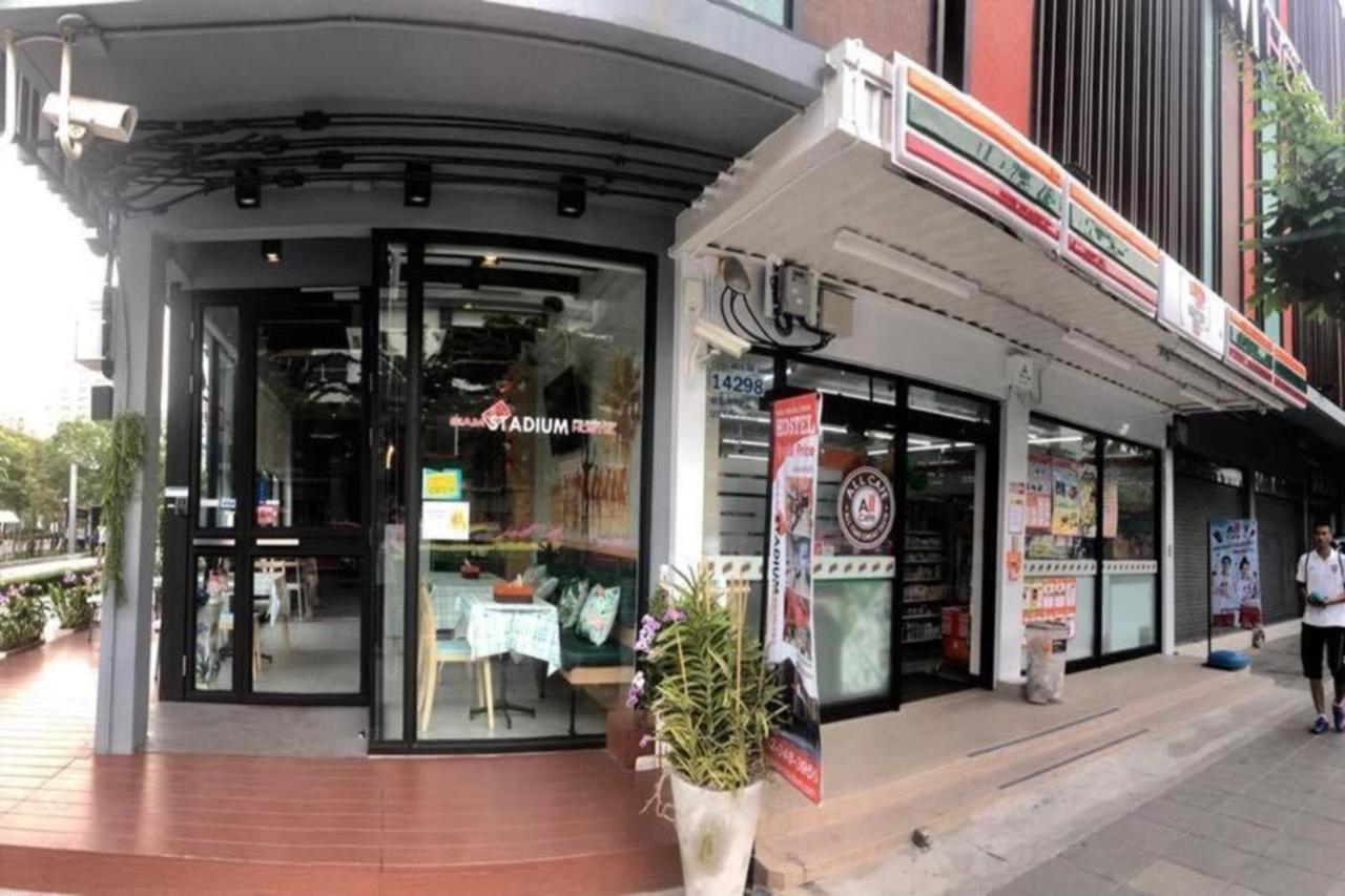 Siam Stadium Hostel Bangkok Exterior photo